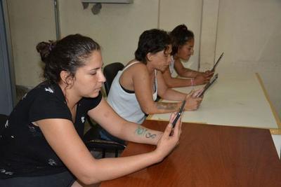 Reclusos se comunican con familiares mediante videollamadas