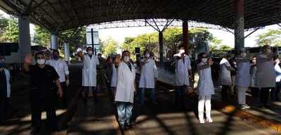 Llegan más paraguayos y genera protesta de médicos