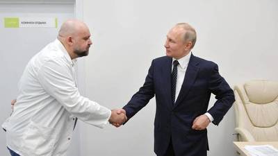 El coronavirus acecha a Putín. Médico que se reunió con el mandatario ruso dio positivo