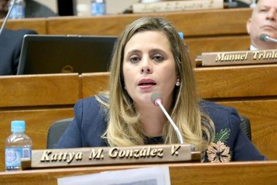 Kattya: “Ni todo el dinero que han robado no les sirve a esas personas si no tenemos un sistema de salud fuerte”
