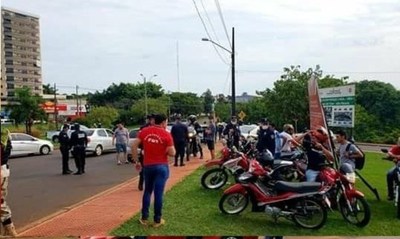 Desplazamiento masivo de personas y vehículos por las calles de Ciudad del Este. Hay fuerte control, pero la gente sigue saliendo de “paseo”