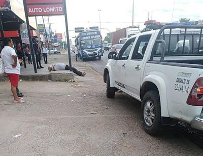 Dos hombres desvanecidos en plena vía pública