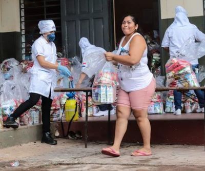 Entregan kits de víveres a alumnos de la Escuela Juan Pablo II