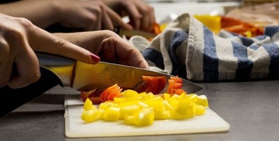 Cocineros elaboran alimentos para personas vulnerables