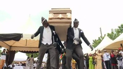 La historia detrás de los memes virales de los africanos que bailan con un ataúd