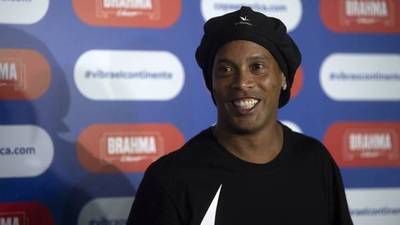 Ronaldinho cumple un mes en la cárcel y este es el video que grabó junto a su "compañero de ataque"