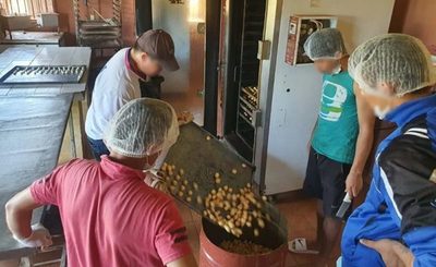 Adolescentes del Centro Educativo de CDE preparan kits de alimentos para familiares