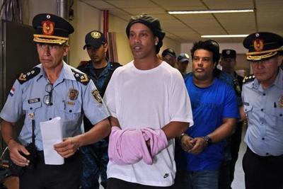 Otorgan prisión domiciliaria a Ronaldinho y su hermano