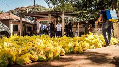Sectores vulnerables reciben kits de alimentos del Shopping París
