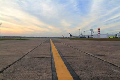 Otro grupo de 56 paraguayos arribó a nuestro país en vuelo humanitario