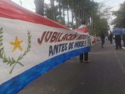 Médicos se manifiestan y exigen reglamentación de la Ley de Jubilación