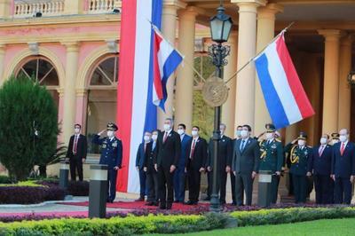 Izamiento de pabellón patrio y salva de 21 cañonazos para conmemorar los 209 años de la Independencia del Paraguay