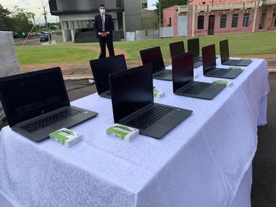 Entregan 2.500 equipos informáticos con internet para instituciones educativas de comunidades indígenas