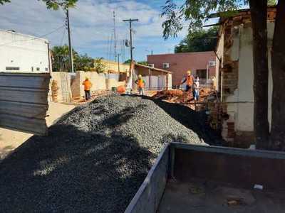 Obreros sanpedranos construyen futura sede regional de SENACSA
