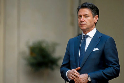 Conte insta a los jóvenes a evitar reuniones y a pasar vacaciones en Italia