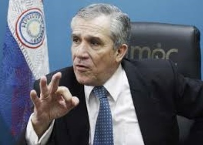 Perrone recomienda Abdo buscar una persona de su confianza, pero que resuelva el problema de educación “urgentemente”