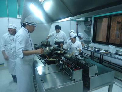 “Abrimos exponiéndonos a la multaza que nos puede venir o quebramos”, afirman desde el sector gastronómico