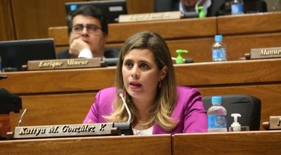 Kattya tras rechazo al pedido de juicio político a Sandra Quiñónez: “Un cachivache es la Cámara”