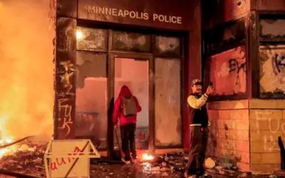 Furia en Minneapolis por la muerte de George Floyd: Manifestantes prendieron fuego a una estación de policía