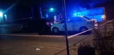 Padre de menor baleado aclara que no atropelló la barrera policial: "Jugaron a matar, tiene 6 disparos mi auto"