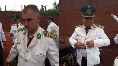 Músicos militares llegan a acto oficial en camión de carga y empolvados