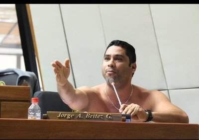 Diputado se saca la camisa en plena sesión y exige trabajo para los ciudadanos de Alto Paraná