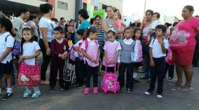 Inicio de clases no se retrasará por la epidemia del dengue, promete el MEC