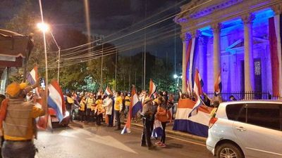 Ofrecieron salida procesal rápida a imputados tras marcha contra la corrupción donando cajas de leche para olla popular