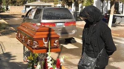 Un ataúd en la calle, el drama en Bolivia por la saturación de un cementerio