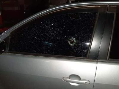 Le intentaron robar el auto, le dispararon a quemarropa y logró huir: El relato de la víctima