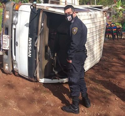 Camión sin frenos vuelca en una bajada – Diario TNPRESS